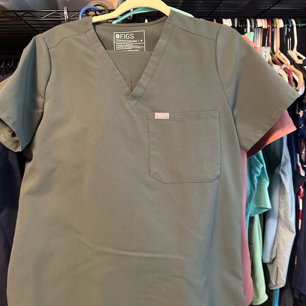 Figs Women’s Charcoal/olive one pocket Scrub Top and matching jogger pant